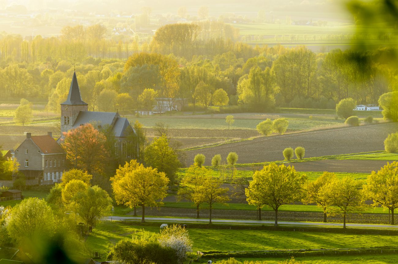 Kerk van Melden in avondlicht